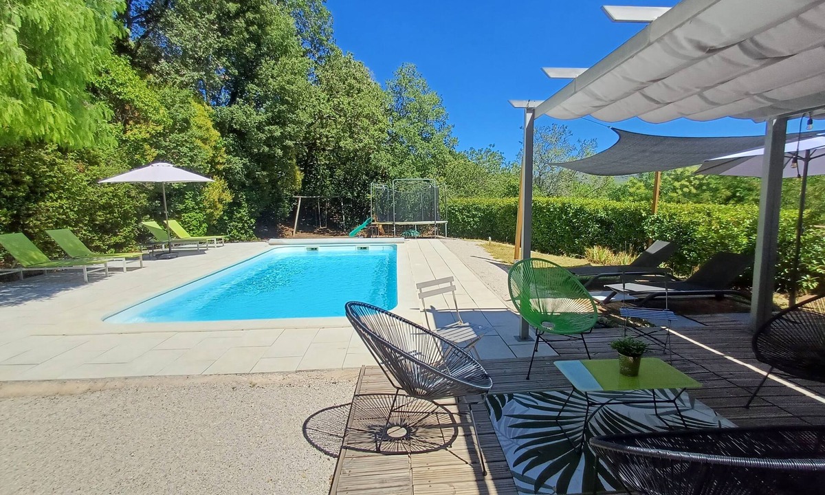 Auriol Apartment | Studio with swimming pool & garden "Your haven of peace in Provence".