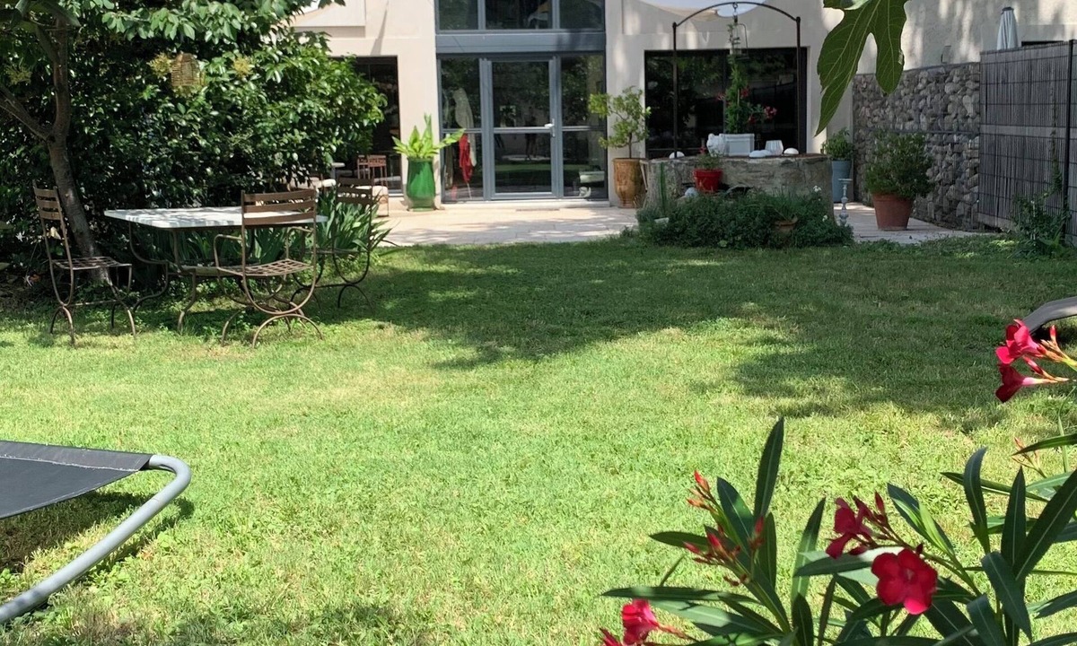 Sainte-Cecile-les-Vignes House | Stylish villa with 4 beds and pool access.