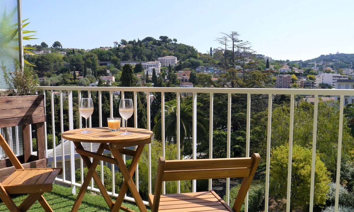 Le Cannet Apartment | Stylish T3 apartment with two balconies and view, top floor