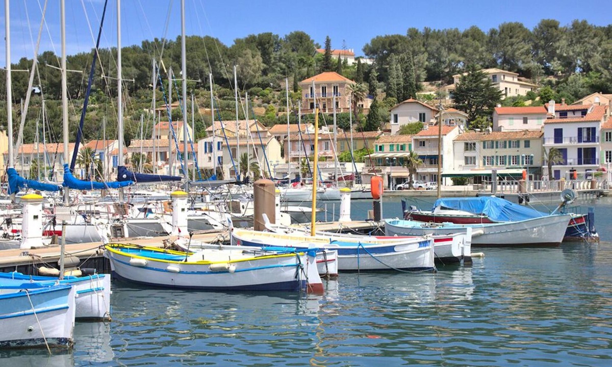 Saint-Mandrier-sur-Mer Boat Rental | Sun-Kissed Sailing Adventure in Provence-Alpes-Côte d'Azur