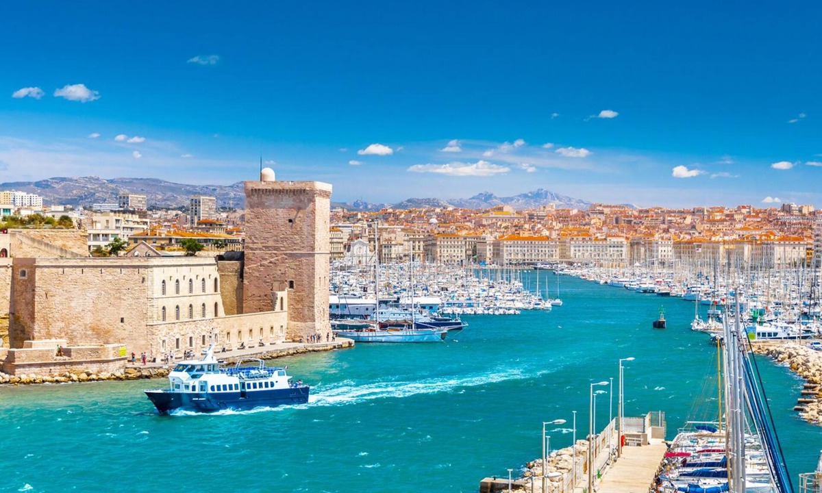 7th Arrondissement Boat Rental | Sun-Kissed Sailing Adventure to Viejo Puerto