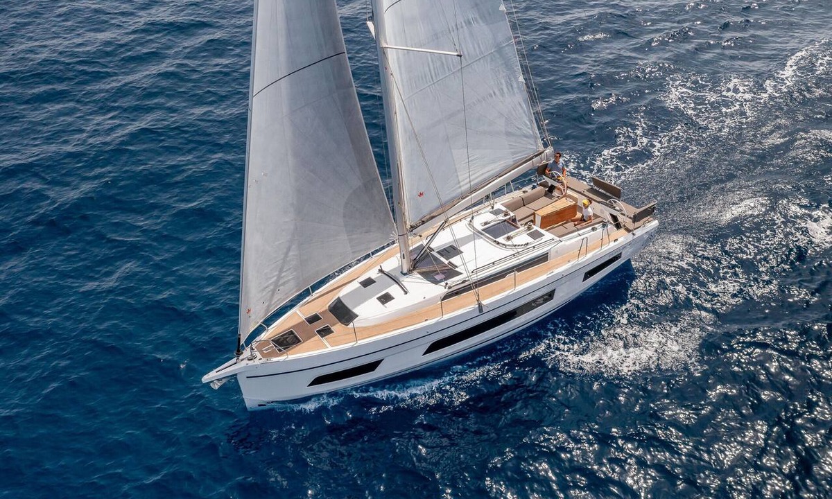 7th Arrondissement Boat Rental | Sun-Kissed Sailing Adventure to Viejo Puerto