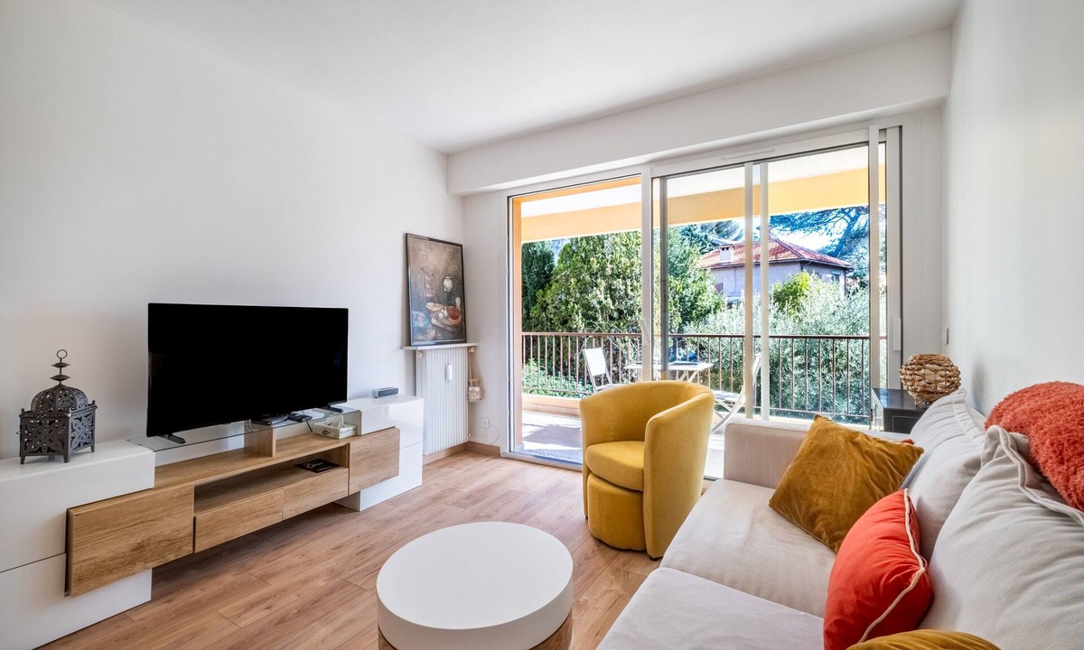 Boulouris-sur-Mer Apartment | Sunny Break – Cozy Retreat Steps from the Sea