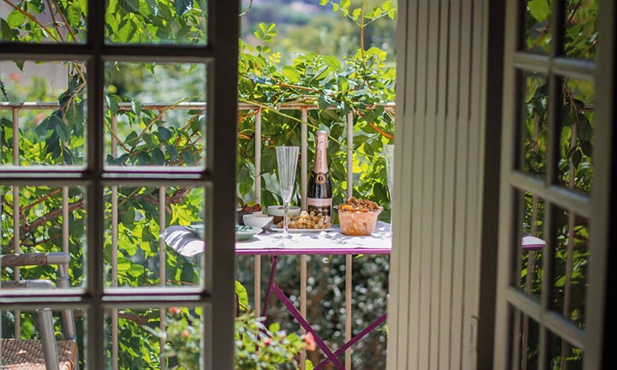 Lourmarin Apartment | Sunny room with balcony in the village of Lourmarin, overlooking the castle