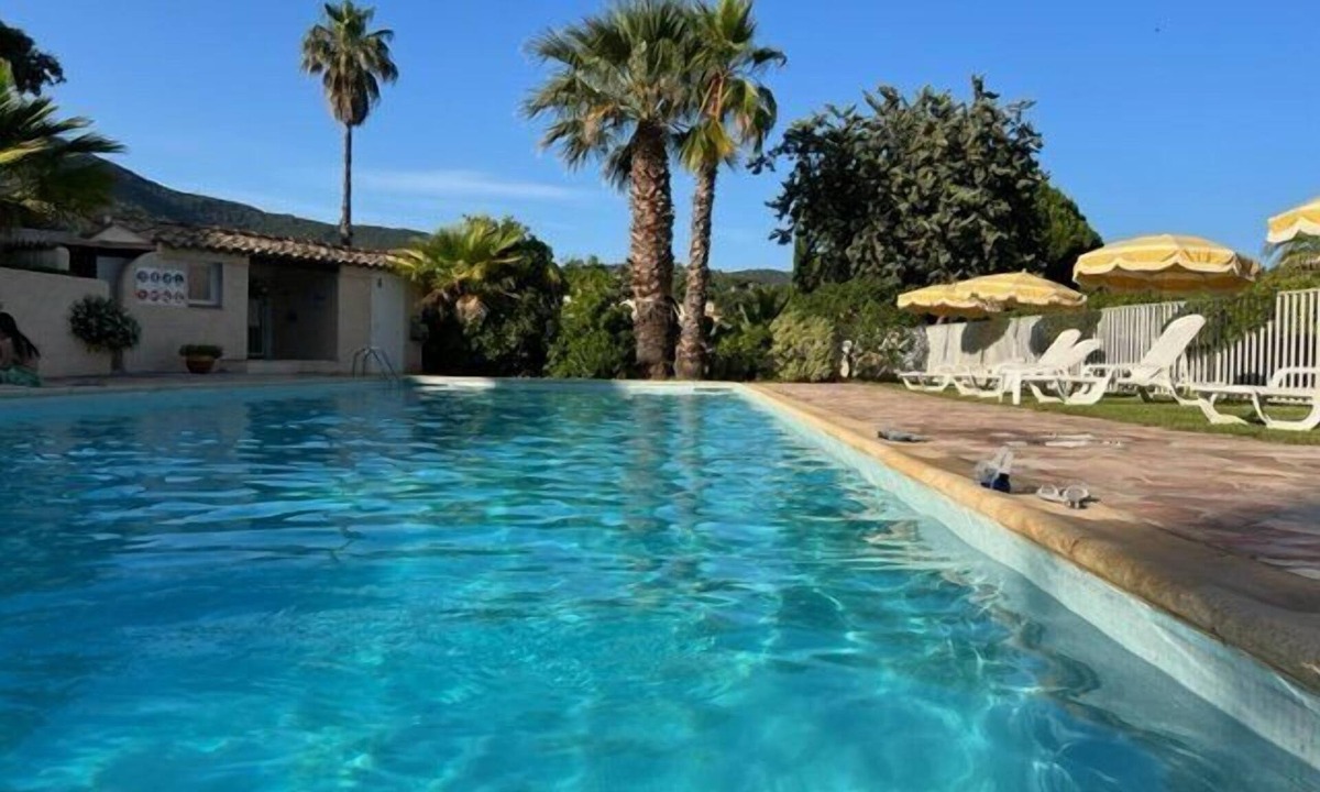 Le Lavandou Apartment | T /2 MEZZANINE - FEET IN THE WATER - PRAMOUSQUIER BAY