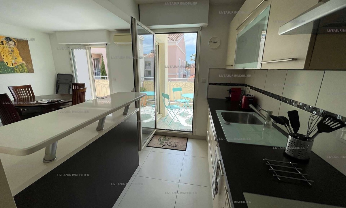 Sanary-sur-Mer Apartment | T3 apartment in the city center, port shops and beach on foot for 4