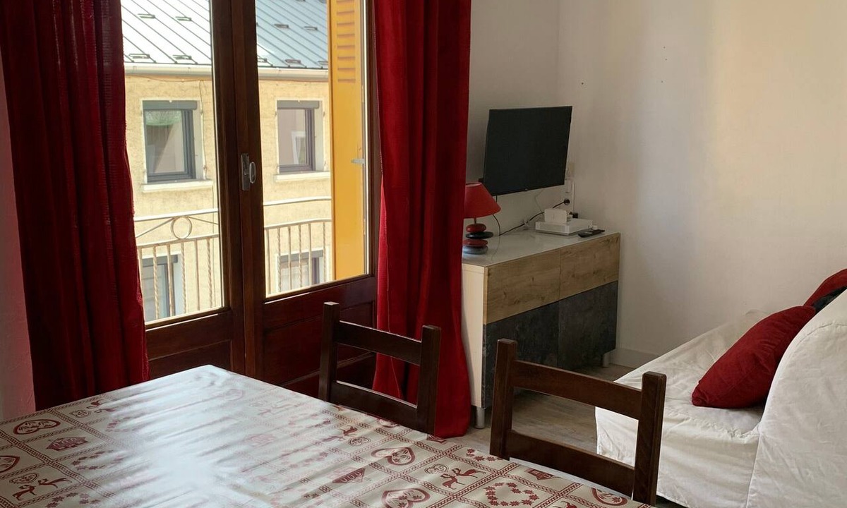 Saint-Julien-Mont-Denis Apartment | T3 Saint Julien Montdenis Apartment with Mountain View, Private Terrace and Wi-Fi