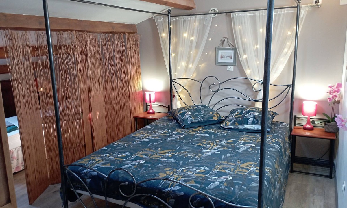 Velleron Cottage | the charm of a duplex, on the ground floor, and by the river