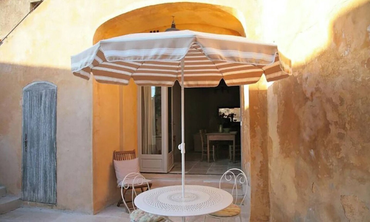Lourmarin Apartment | The Music Room – a lovely 2 pers. studio in Lourmarin village with terrace