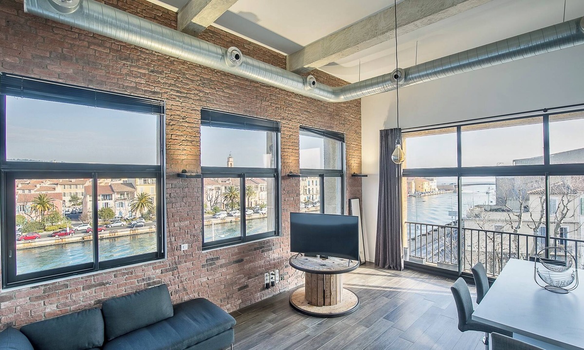 Martigues Apartment | The Venice Factory Loft: 120 m² with a Panoramic View and Air Conditioning