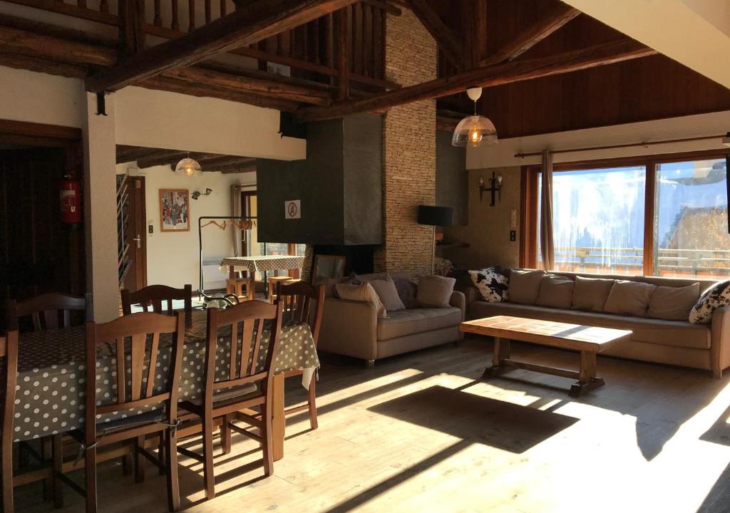 Montgenevre Ski Chalet | Très spacieux chalet rénové été 2026 - 14 personnes coeur de village 150 m des pistes -
