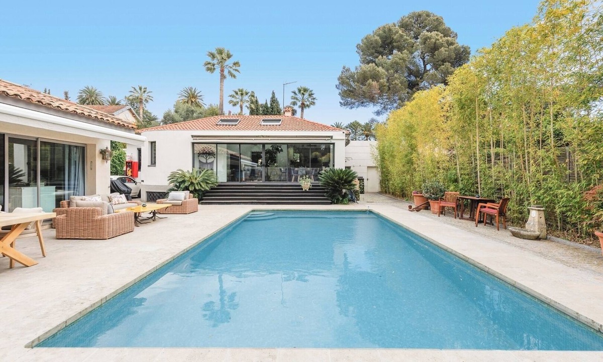 La Croix des Gardes House | Upstays Pool 200m² Villa Near Beach