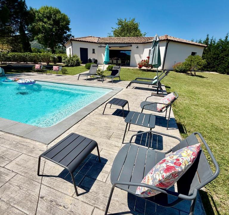Vallon-Pont-d'Arc Villa | Villa 5 étoiles, 9p, 4ch, piscine chauffée d'avril à octobre inclus 'CASA FAMILIA'