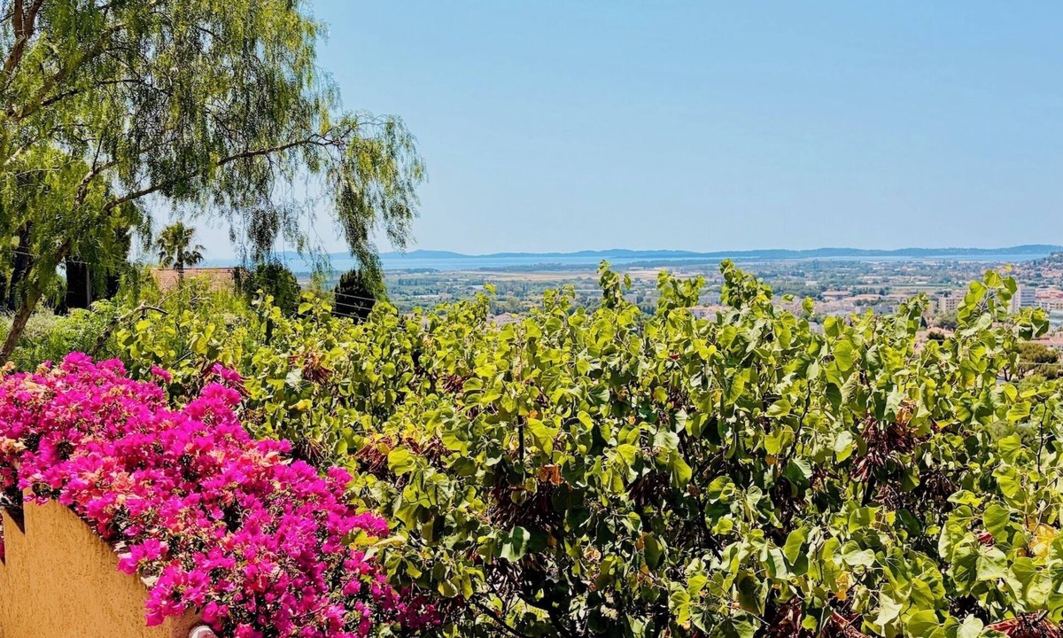 Hyeres City Centre Villa | Villa 8 guests, sea & Porquerolles view, terrace, A/C, walk to town centre