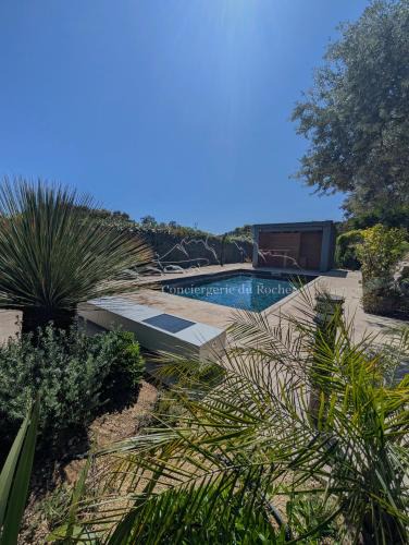 Plan-de-la-Tour Villa | Villa 8 personnes,climatisée avec piscine chauffée vue sur les collines