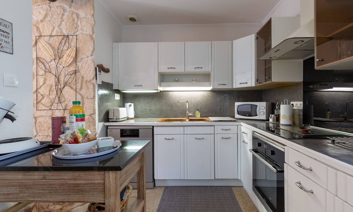 Mazan Villa | Villa 'Au Bonheur Des Amandiers' with Private Pool and Wi-Fi