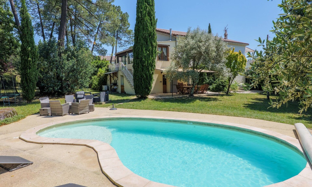 Aubenas House | Villa Bella Heated Pool & Garden Family Holiday Home with Wi-Fi