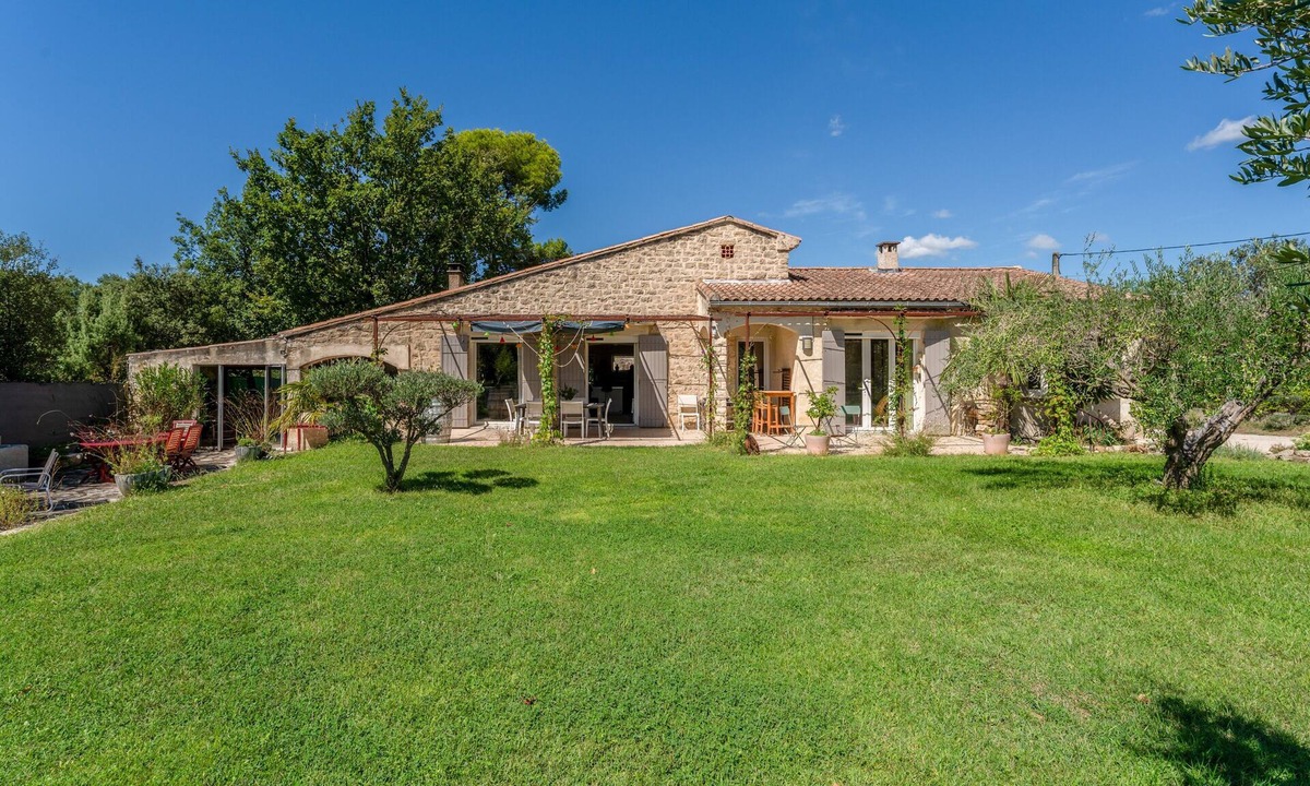 Caromb Villa | Villa 'Climatisée' with Private Terrace, Wi-Fi and Air Conditioning