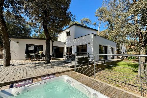 Bretignolles-sur-Mer Villa | Villa des Dunes Beach 600m Private Jacuzzi Pine Forest Nature Sleeps 8