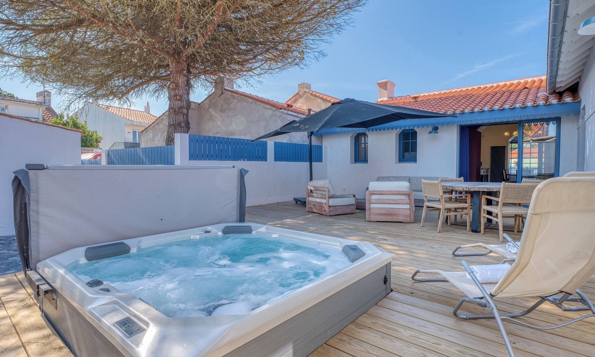 Saint-Gilles-Croix-de-Vie Villa | Villa Bains de Mer & Jacuzzi steps from the beach, Walk to town, Sleeps 6