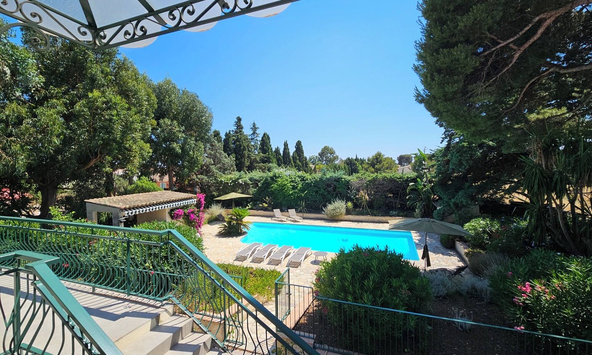 Carqueiranne Villa | Villa in a peaceful setting with a pool, village and shops a 5-minute walk away.