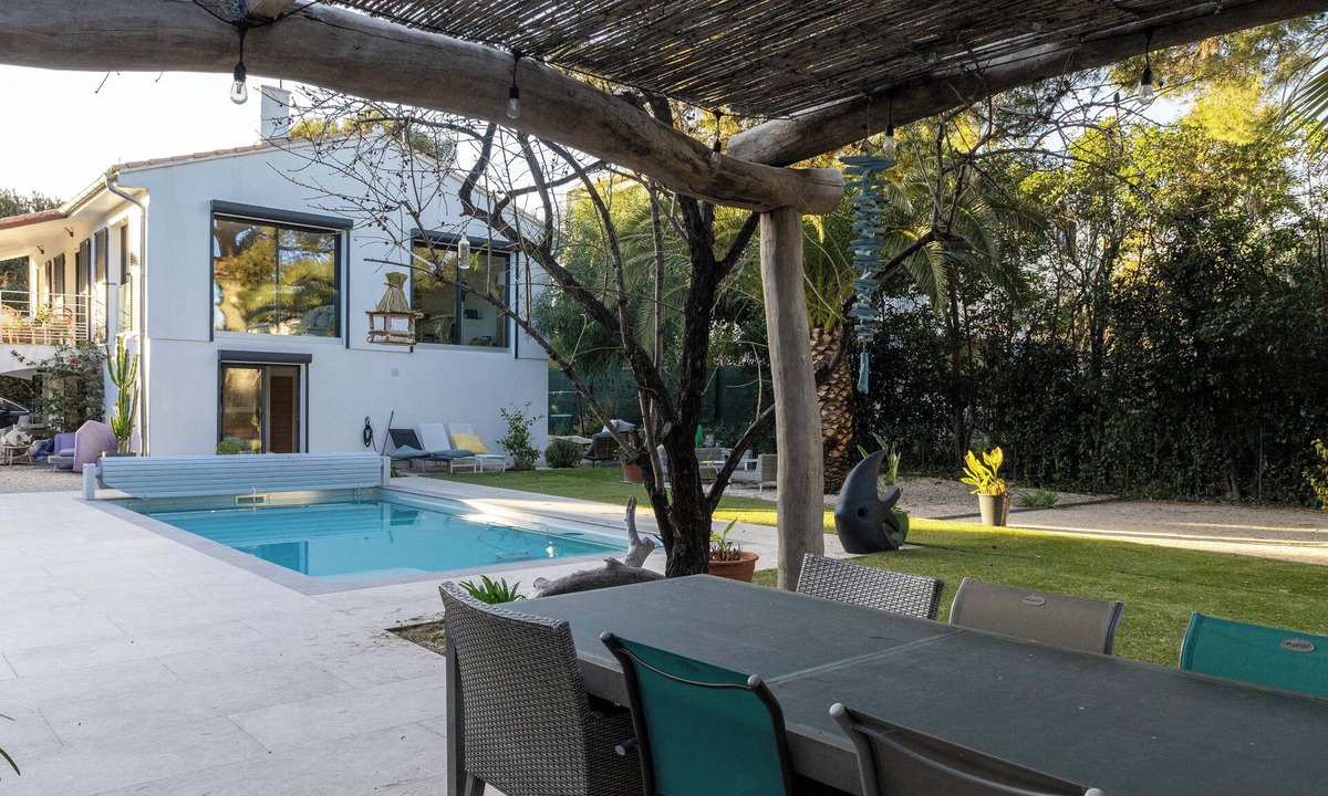 La Ciotat Villa | Villa OCEA, swimming pool, on the seafront, beach on foot, ideal for family or friends