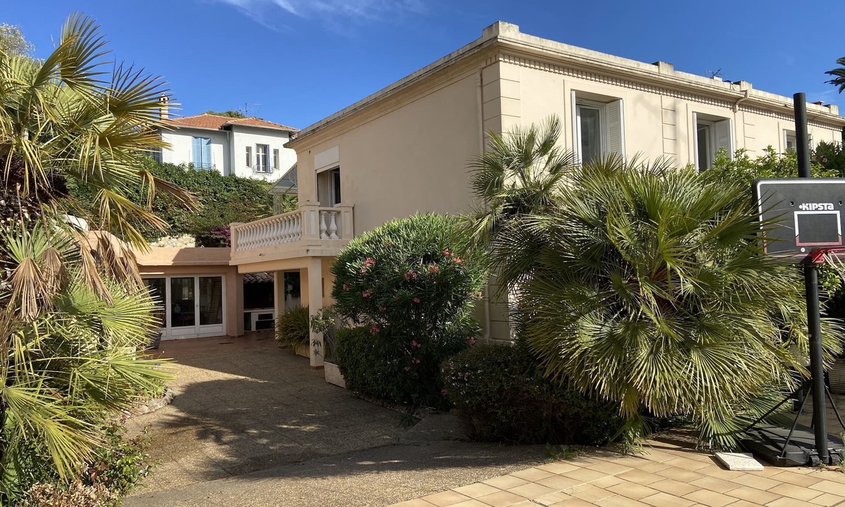 Antibes City Centre Villa | Villa of 210 m² in the centre of Antibes, large parking area and garden
