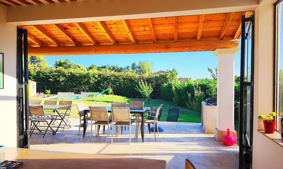L'Isle-sur-la-Sorgue Villa | Villa Roucas - quiet location with pool and billiards table