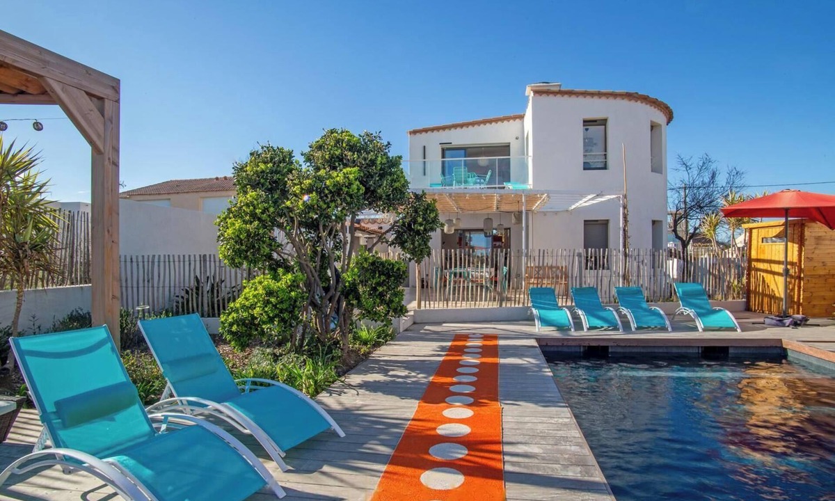 Frontignan Villa | Villa Seventy - Feet in the water