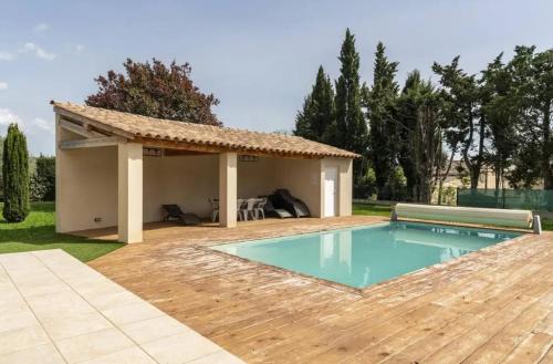 Saint-Laurent-La-Vernede Villa | Villa spacieuse à Saint-Laurent-la-Vernède avec piscine