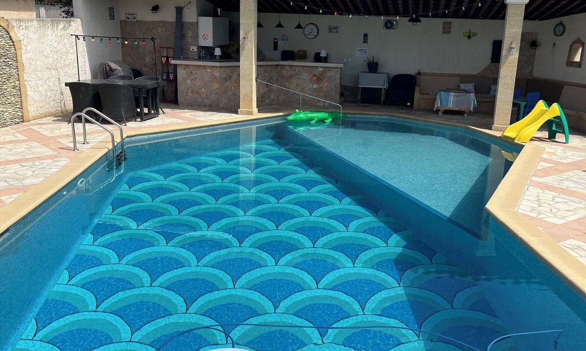 Venelles Villa | Villa + vacation rental for 8 people, pool area, and game room