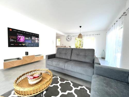 Roquebrune-Cap-Martin Villa | Villa Victoria F1 GP Monaco #8 persons #3 Bedrooms #Terrace # garage Beach -