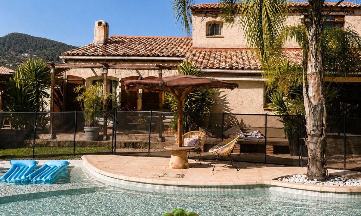 Sollies Pont Villa | Villa with all comforts, ideal for families or friends: swimming pool, ps5, paddles