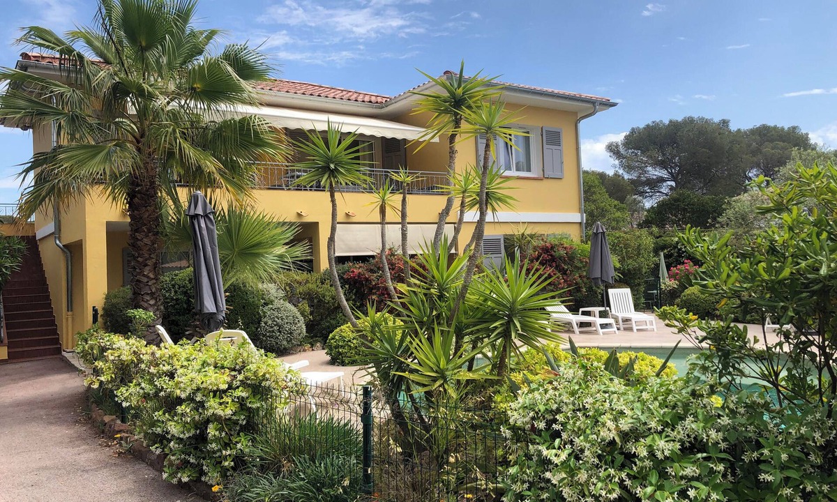 Boulouris-sur-Mer Villa | VILLA with swimming pool 1 to 14 pers near sea, 3 apartments