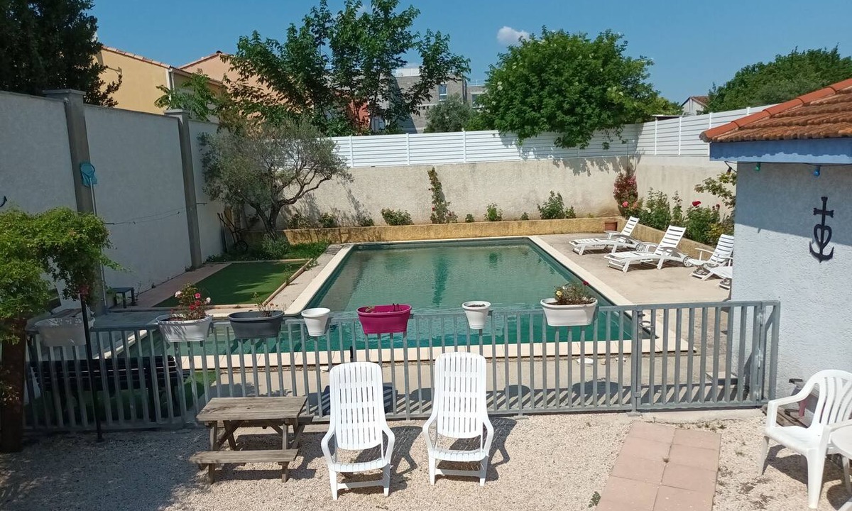 Route d'Arles House | Well-equipped 8-person house with very large swimming pool. very close to town center.