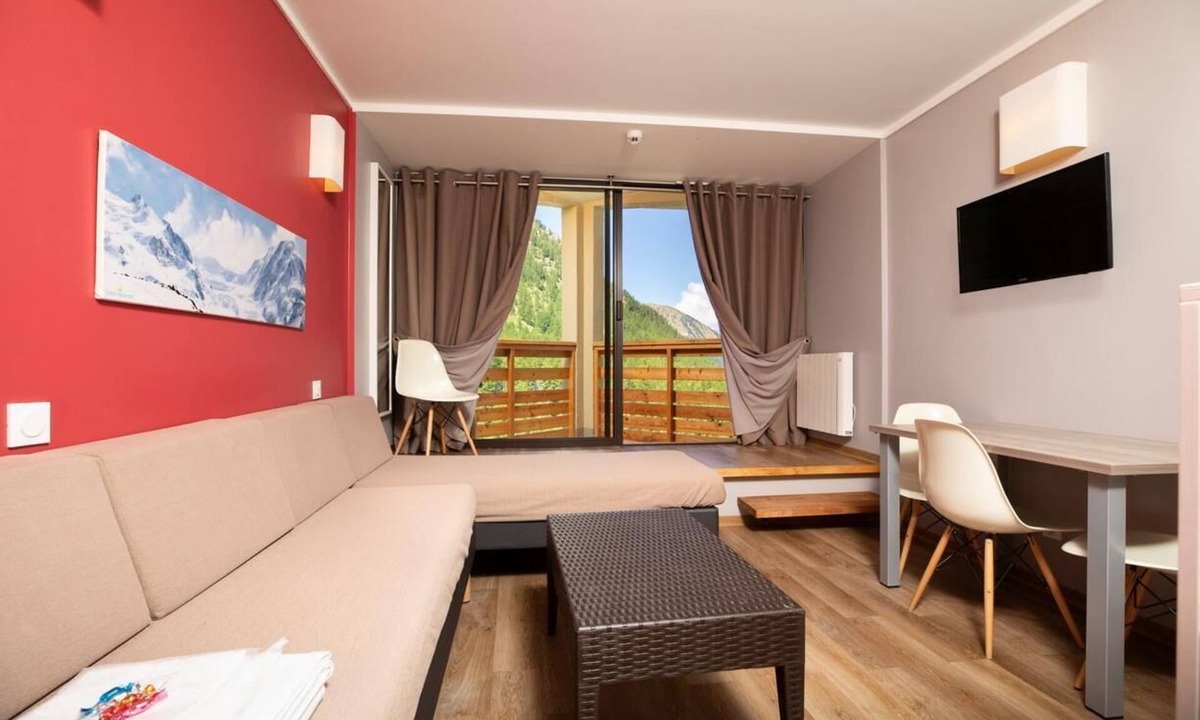 Isola Apartment | Wifi, 50m from shops, swimming pool, sauna, balcony, tv, ski locker, 22m², Isola 2000