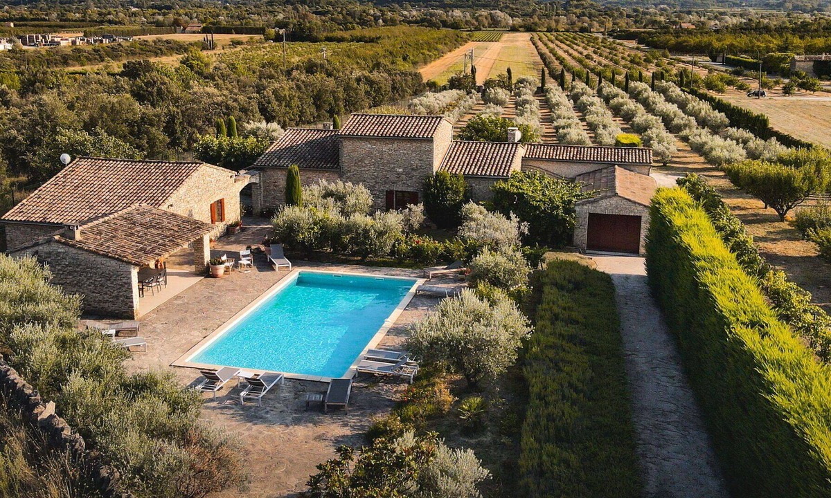 Gordes Villa | Wonderful private villa for 10 guests with private pool, WIFI, TV, terrace, pets allowed and par...