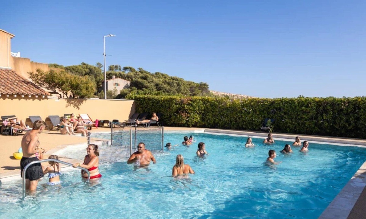 Martigues House | ZEcamping 3 étoiles piscine chauffée locatif TV LV BBQ 27m2