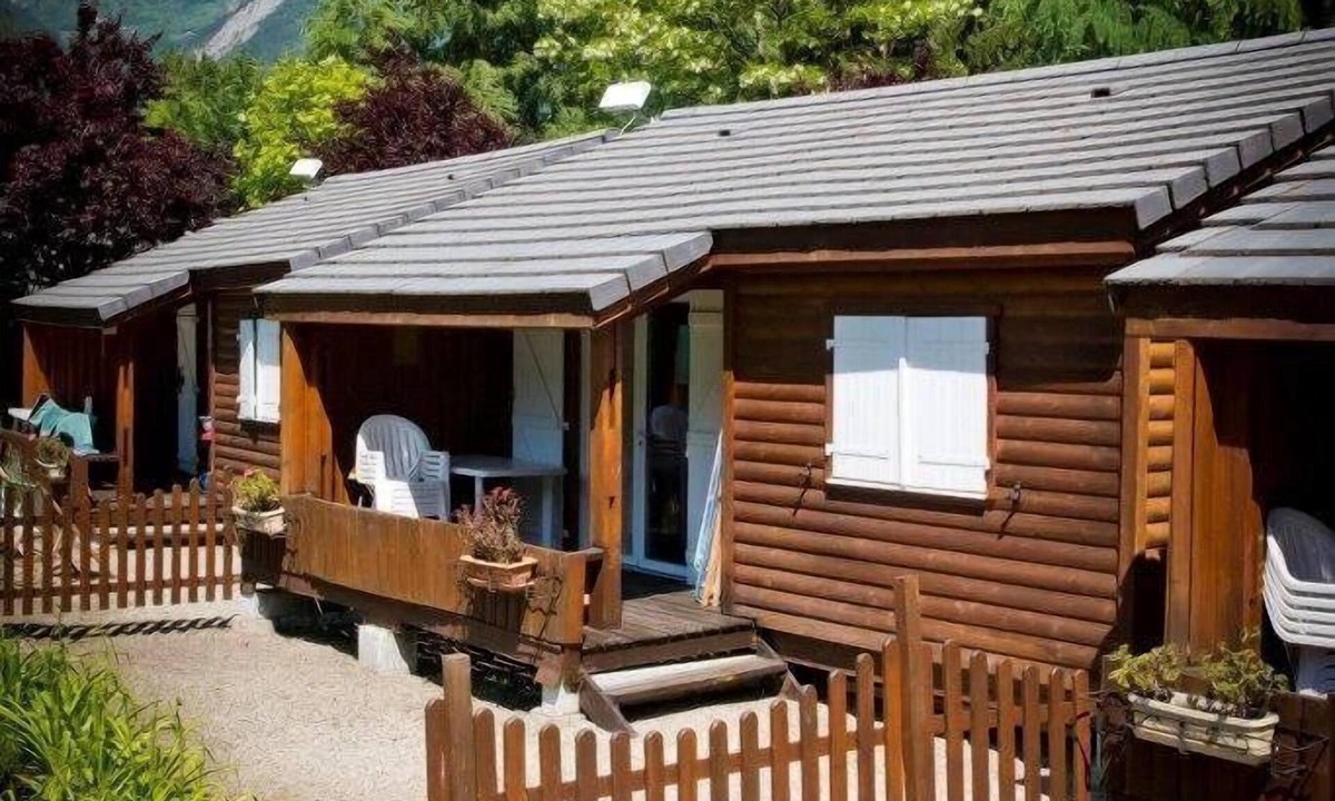 Le Bourg-d'Oisans Ski Chalet | ZEcamping 4 étoiles piscine couverte animations chalet TV 35m2 5 pers