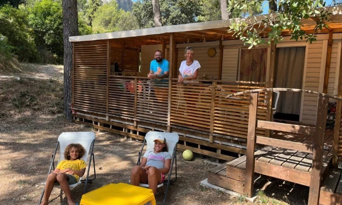 Orgon House | ZEcamping 4 étoiles piscine chiens acceptés mobil-home clim 27m2 5 pers