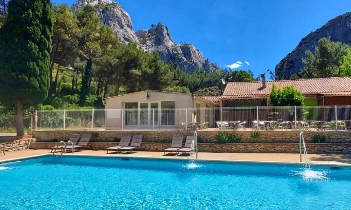 Orgon House | ZEcamping 4* piscine chiens acceptés locatif clim 22m2 4 pers