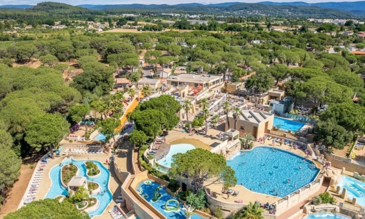 Le Muy Ski Chalet | ZEcamping 5 étoiles animé parc aquatique pet friendly locatif TV clim