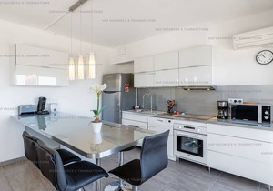 Apartment with sea view, 3 bedrooms, air conditioning, WiFi, beach on foot