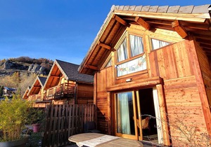 Charming South-Facing Chalet for 6 with Terrace, TV, and Pet-Friendly in Saint-Michel-de-Chaillol