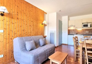 Cozy 2-Room Apartment with Terrace, Pool Access, and Ski Storage - Sleeps 4, Near Le Jas Lift