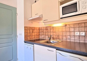Cozy 2-Room Apartment with Terrace, Pool Access, and Ski Storage - Sleeps 4, Near Le Jas Lift