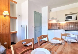 Cozy 2-Room Apartment with Terrace, Pool Access, and Ski Storage - Sleeps 4, Near Le Jas Lift