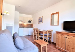 Cozy 2-Room Apartment with Terrace, Pool Access, and Ski Storage - Sleeps 4, Near Le Jas Lift