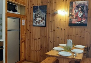 Cozy Mountain Studio with South-Facing Balcony, Sleeps 5, Close to Ski Lifts and Shuttle