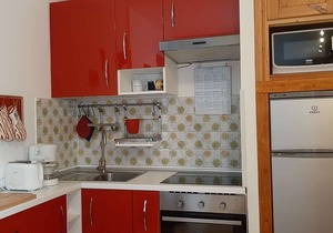 Cozy Mountain Studio with South-Facing Balcony, Sleeps 5, Close to Ski Lifts and Shuttle